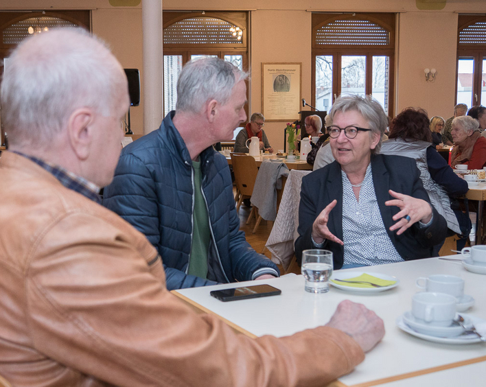 Kirchenpräsidentin Dorothee Wüst im Gespräch mit Ehrenamtlichen. Foto: lk/Wagner