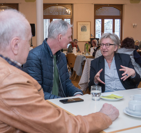 Kirchenpräsidentin Dorothee Wüst im Gespräch mit Ehrenamtlichen. Foto: lk/Wagner