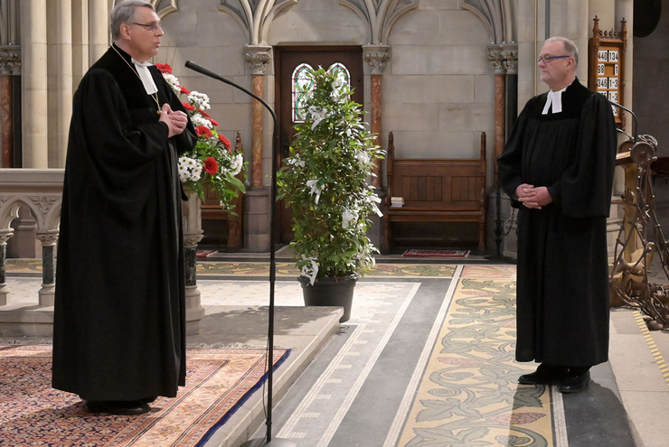 Kirchenpräsident Christian Schad (li.) verabschiedete Oberkirchenrat Michael Gärtner... 