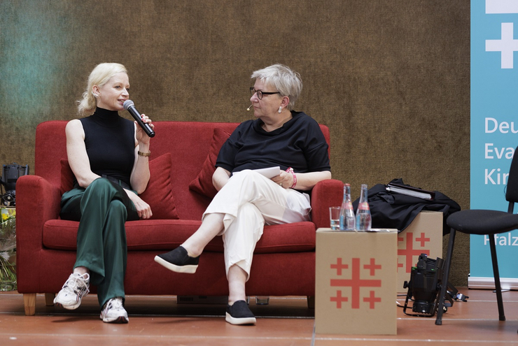 Kirchenpräsidentin Dorothee Wüst im Gespräch mit Kirchentagspastorin Anne Helene Kratzert. Foto: view