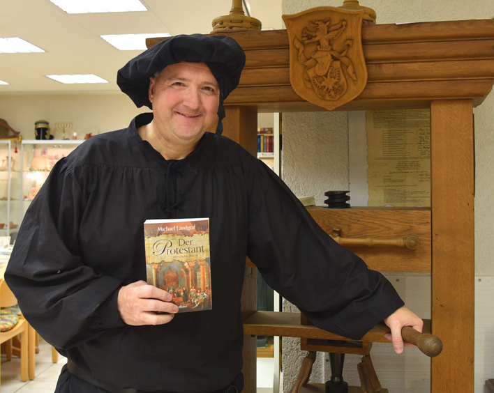 Der Pfarrer und Autor Michael Landgraf in der Rolle eines Druckermeisters der Reformationszeit. 