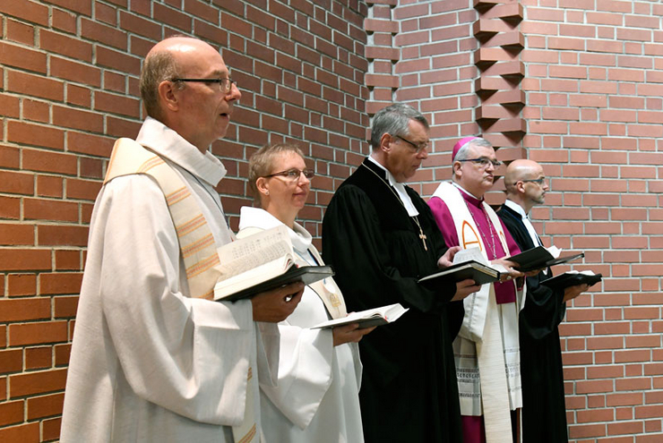 Ökumenischer Gottesdienst zum 40. Jubiläum des Gemeindezentrums Pilgerpfad. Von links: Pfarrer Stefan Mühl, Gemeindereferentin Annette Kabanow, Kirchenpräsident Christian Schad, Bischof Karl-Heinz Wiesemann, Pfarrer Carsten Schulze. 