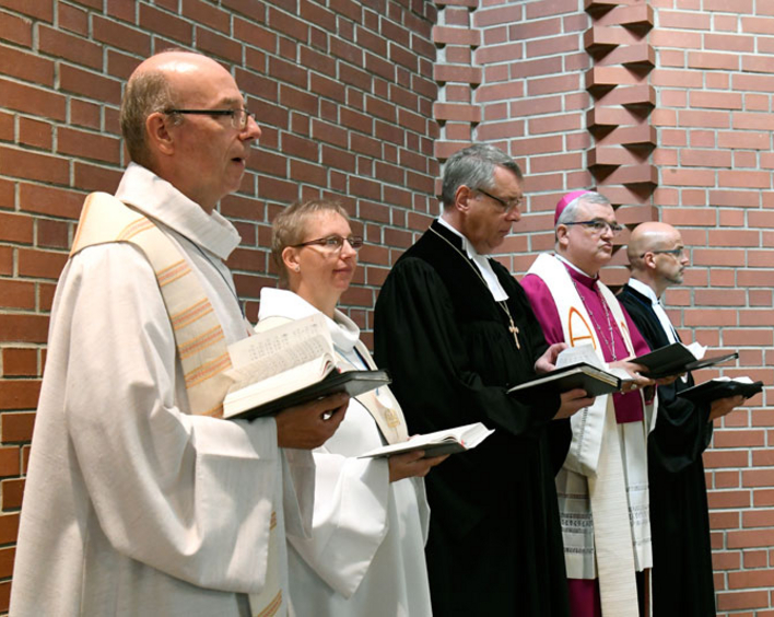 Ökumenischer Gottesdienst zum 40. Jubiläum des Gemeindezentrums Pilgerpfad. Von links: Pfarrer Stefan Mühl, Gemeindereferentin Annette Kabanow, Kirchenpräsident Christian Schad, Bischof Karl-Heinz Wiesemann, Pfarrer Carsten Schulze. 