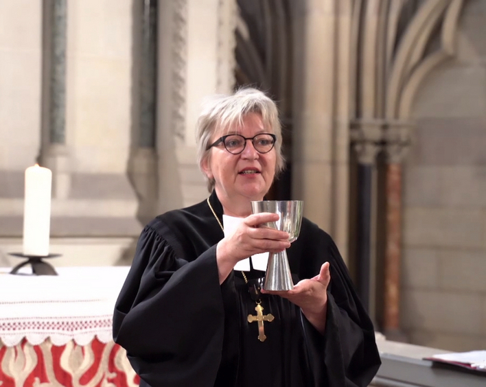 Kirchenpräsidentin Dorothee Wüst beim digitalen Abendmahlsgottesdienst zur Eröffnung der Landessynode aus der Gedächtniskirche der Protestation zu Speyer. Foto: lk/Rummel.