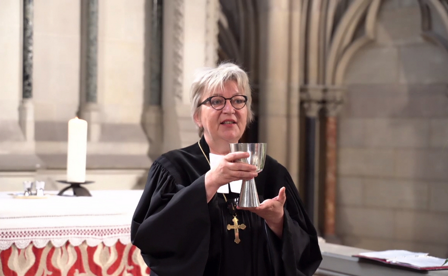 Kirchenpräsidentin Dorothee Wüst beim digitalen Abendmahlsgottesdienst zur Eröffnung der Landessynode aus der Gedächtniskirche der Protestation zu Speyer. Foto: lk/Rummel. Kirchenpräsidentin Dorothee Wüst beim digitalen Abendmahlsgottesdienst zur Eröffnung der Landessynode aus der Gedächtniskirche der Protestation zu Speyer. Foto: lk/Rummel.