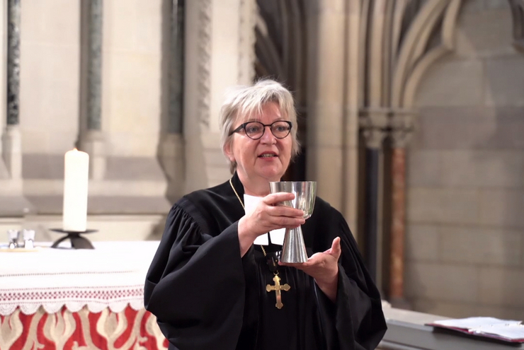Kirchenpräsidentin Dorothee Wüst beim digitalen Abendmahlsgottesdienst zur Eröffnung der Landessynode aus der Gedächtniskirche der Protestation zu Speyer. Foto: lk/Rummel.
