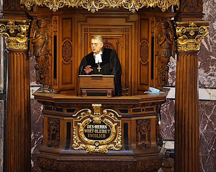 Kirchenpräsident Christian Schad predigt im Berliner Dom. Foto: lk/Jahn.
