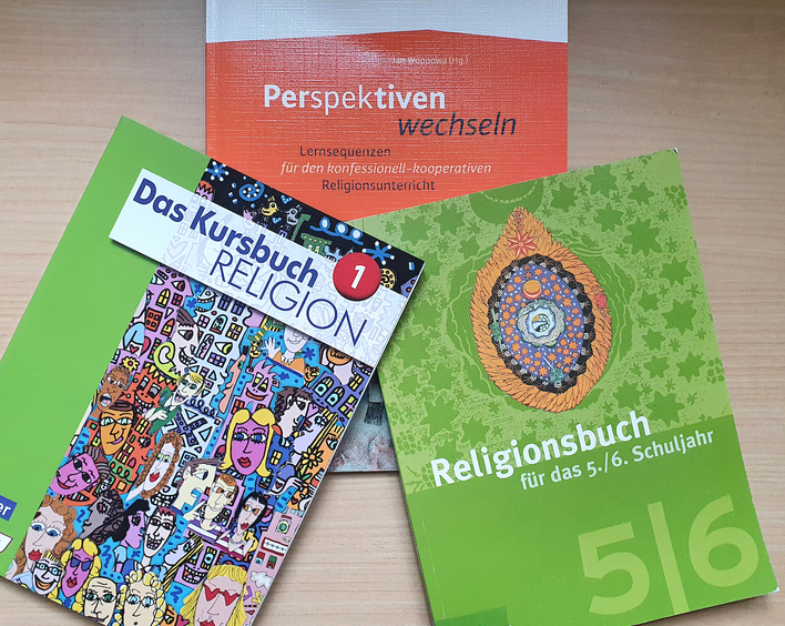 Schulbücher für das Fach Religion. Foto: lk/Cordes.