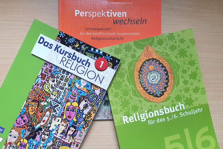 Schulbücher für das Fach Religion. Foto: lk/Cordes.