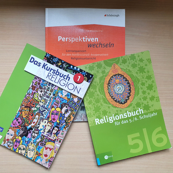 Schulbücher für das Fach Religion. Foto: lk/Cordes. Schulbücher für das Fach Religion. Foto: lk/Cordes.