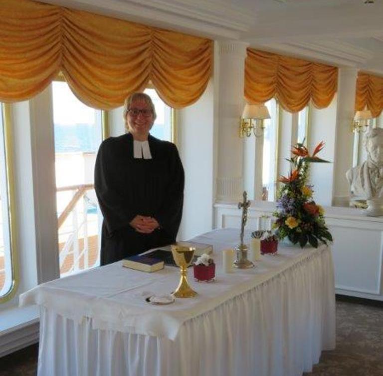 Beim Seetag auf der Ostsee hielt Iris Schmitt Gottesdienst und Andachten in der Pazifik-Lounge an Bord.