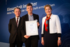 Rainer Brunck (Mitte) hat die Auszeichnung von Ministerin Franziska Giffey und Franz Müntefering entgegengenommen. Foto: BMFSFJ/Kathrin Harms