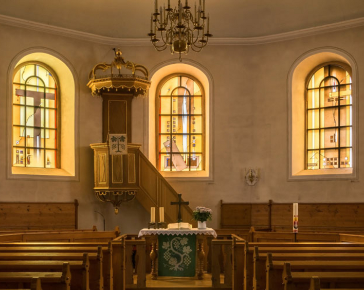 Miesauer Kirchenfenster nach den Entwürfen des Glaskünstlers Johannes Schreiter. Foto: Martin Duckek 