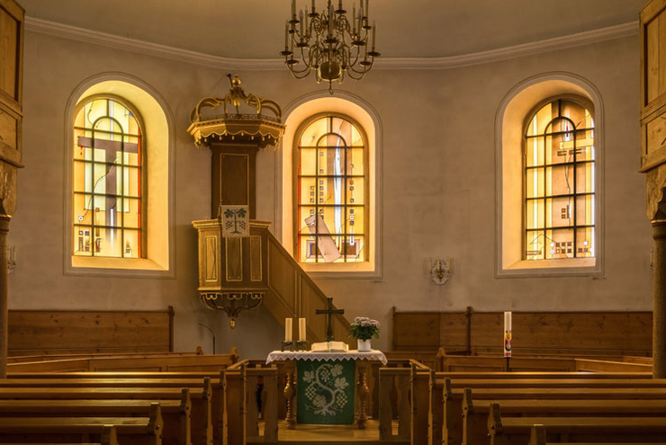 Miesauer Kirchenfenster nach den Entwürfen des Glaskünstlers Johannes Schreiter. Foto: Martin Duckek 