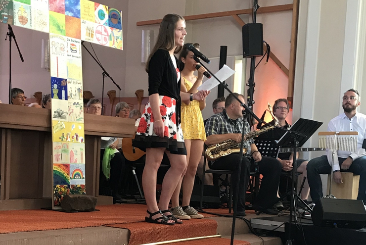 Frische Musik am heißen Tag: Schülerinnen des Ev. Trifelsgymnasium Annweiler. (Foto: lk)