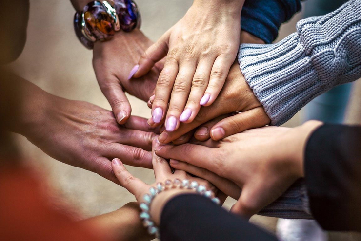Menschen verbinden sich mit anderen. Foto: Pixabay/Bob Dmyt