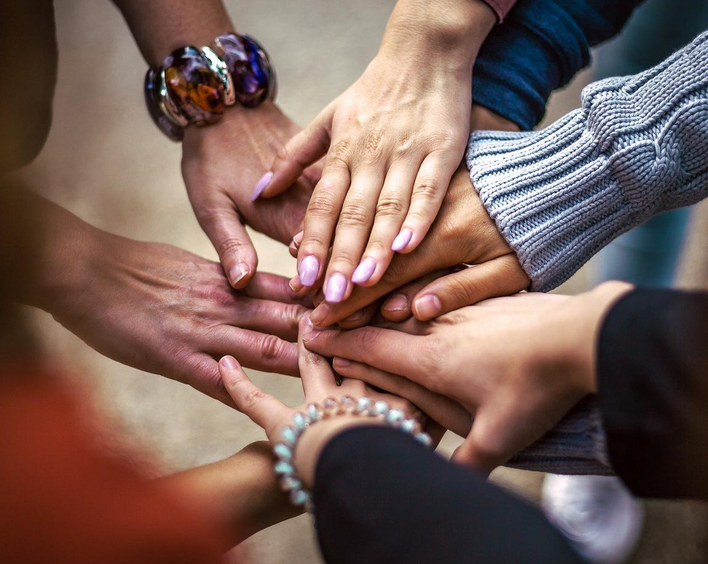 Menschen verbinden sich mit anderen. Foto: Pixabay/Bob Dmyt