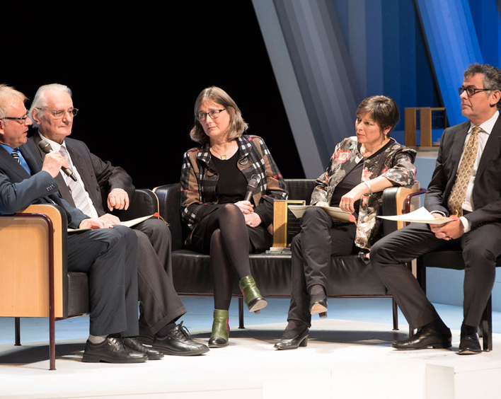Jurymitglied Charlotte Glück (Mitte) mit den Herausgebern Frank-Matthias Hofmann, Klaus Bümlein, Gabriele Stüber und Christoph Picker (v.l.). Foto: view