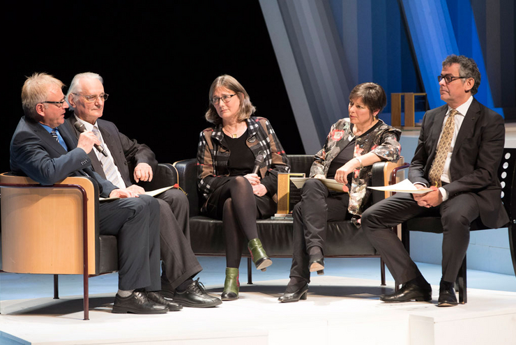 Jurymitglied Charlotte Glück (Mitte) mit den Herausgebern Frank-Matthias Hofmann, Klaus Bümlein, Gabriele Stüber und Christoph Picker (v.l.). Foto: view