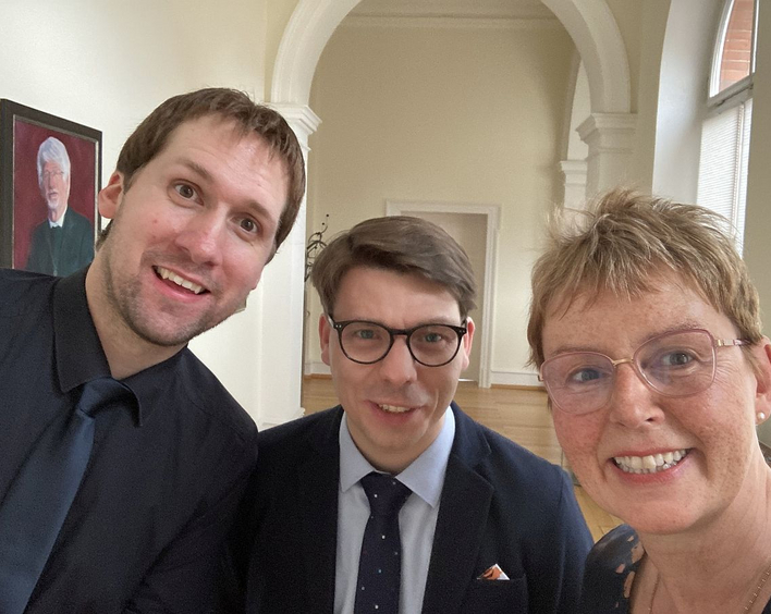 Alexander Mannschatz (links) und Tobias Maurer mit Oberkirchenrätin Marianne Wagner. Foto: lk