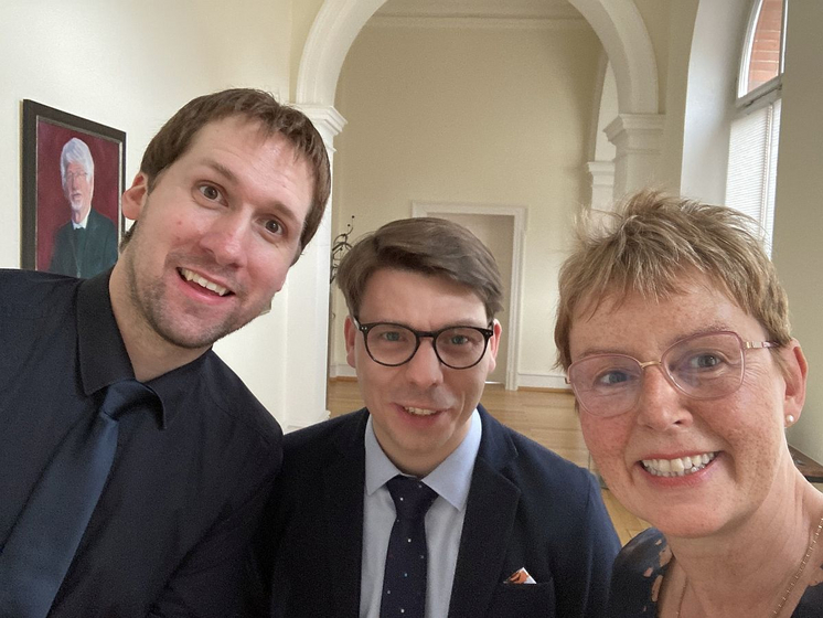 Alexander Mannschatz (links) und Tobias Maurer mit Oberkirchenrätin Marianne Wagner. Foto: lk Alexander Mannschatz (links) und Tobias Maurer mit Oberkirchenrätin Marianne Wagner. Foto: lk