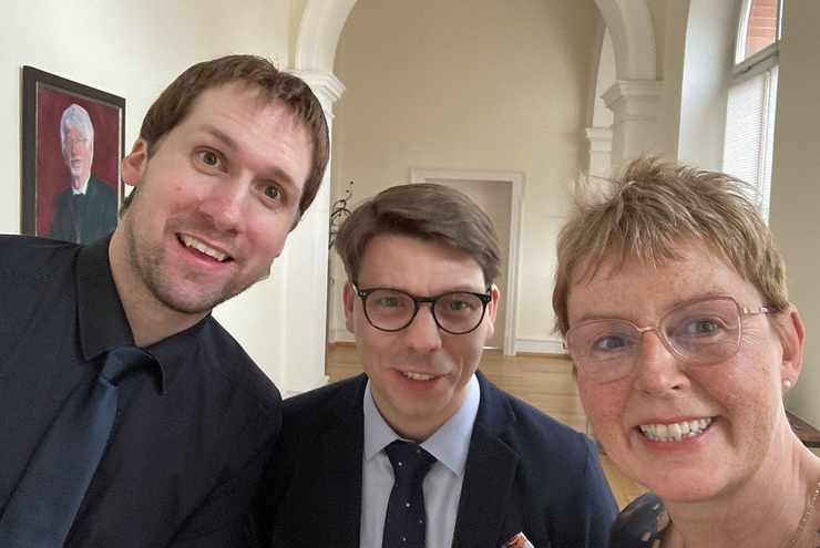 Alexander Mannschatz (links) und Tobias Maurer mit Oberkirchenrätin Marianne Wagner. Foto: lk
