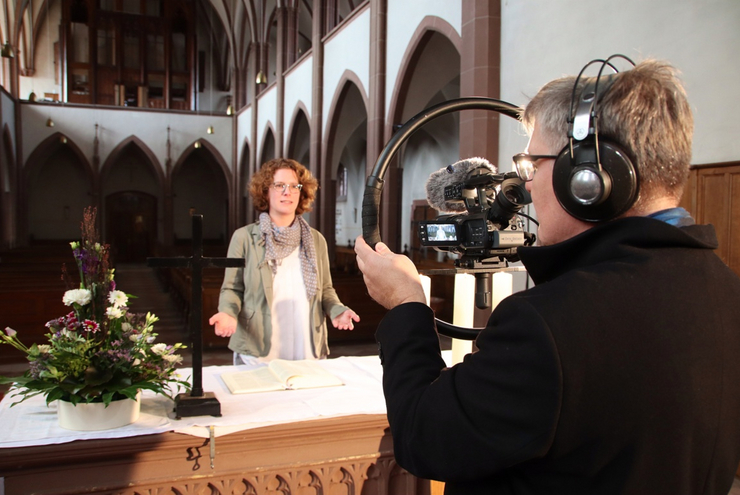 Zu Beginn der Corona-Pandemie aus der Kirche Kandel: Pfarrerin Mirjam Dembek.