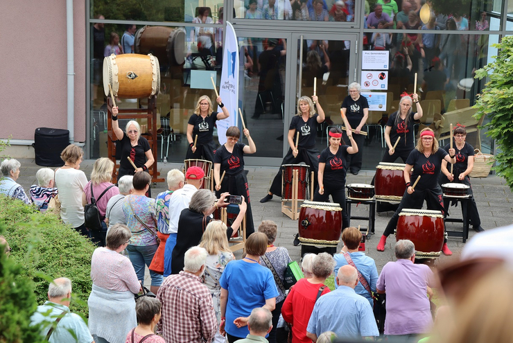 Laut wurde es mit der Trommelgruppe "Tennogawa" unterhalb der protestantischen Kirche. Foto: lk