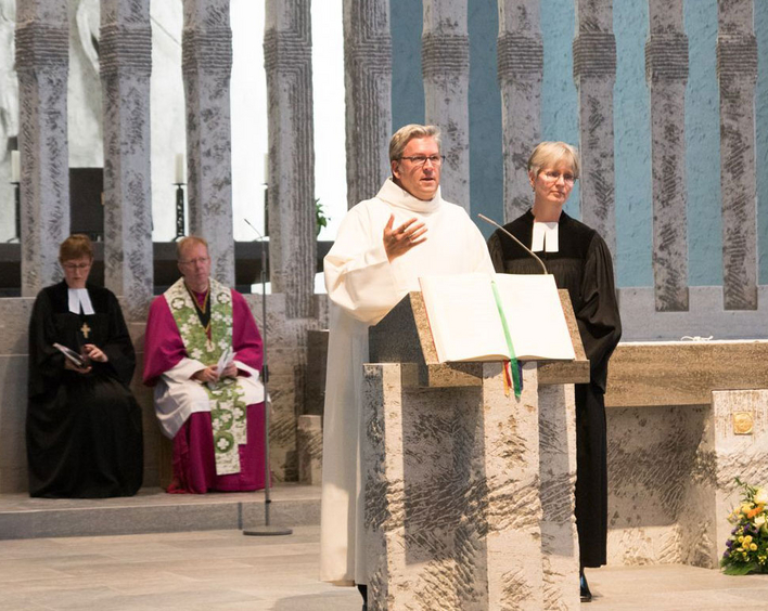 Patrick Stöbener, Diözesanbeauftragter für die Notfallseelsorge im Bistum, und Pfarrerin Anne Henning, Beauftragte für Polizei- und Notfallseelsorge der evangelischen Kirche der Pfalz, hielten eine Dialogpredigt. Im Hintergrund Oberkirchenrätin Marianne Wagner und Domkapitular Franz Vogelgesang. 