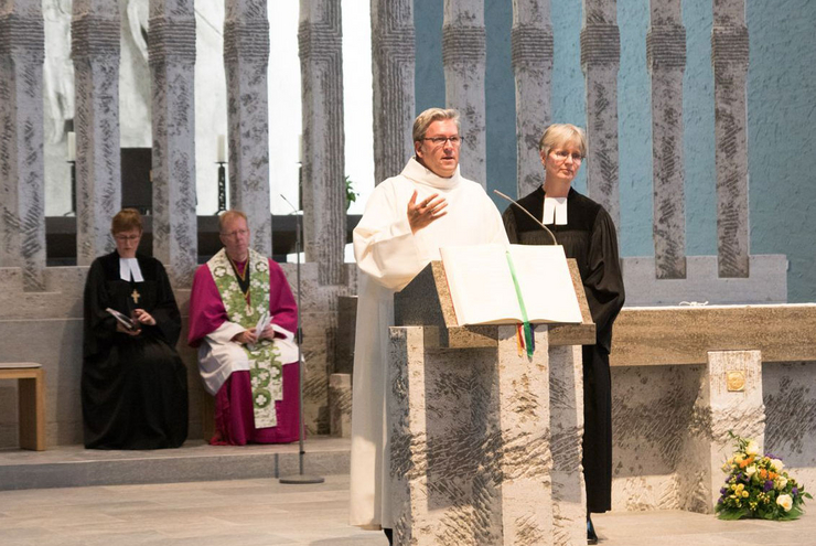 Patrick Stöbener, Diözesanbeauftragter für die Notfallseelsorge im Bistum, und Pfarrerin Anne Henning, Beauftragte für Polizei- und Notfallseelsorge der evangelischen Kirche der Pfalz, hielten eine Dialogpredigt. Im Hintergrund Oberkirchenrätin Marianne Wagner und Domkapitular Franz Vogelgesang. 