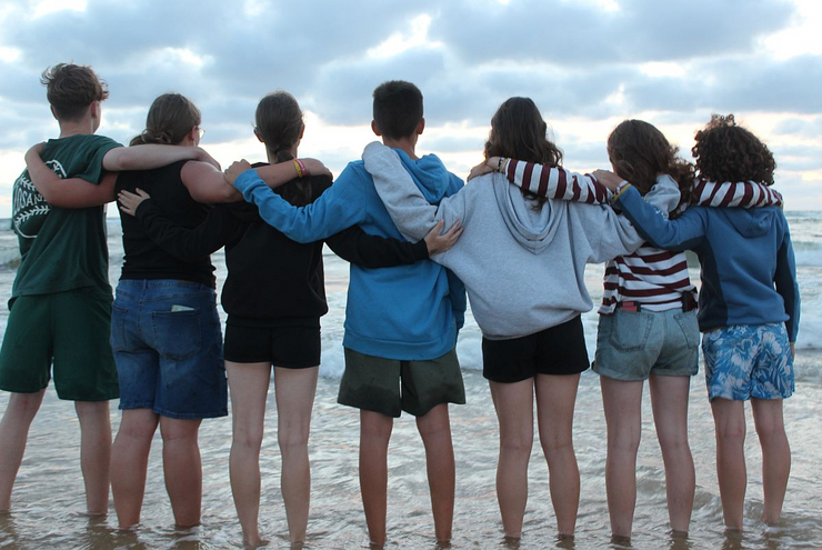 Zusammenhalt: Auf Freizeiten erleben junge Menschen sich selbst als Teil einer starken Gemeinschaft. Foto: Landesjugendpfarramt 