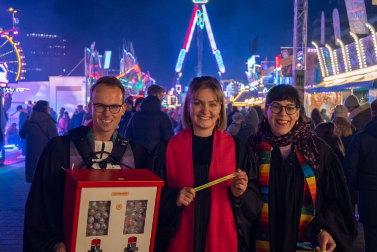 Mit Talar und Segen auf dem Jahrmarkt: Drei von st.moment. Foto: Alexander Ber