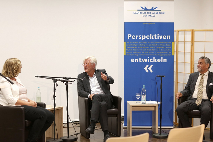 Friederike van Oorschot, Heinrich Bedford-Strohm, Christoph Picker auf dem Podium (v.l.n.r.).