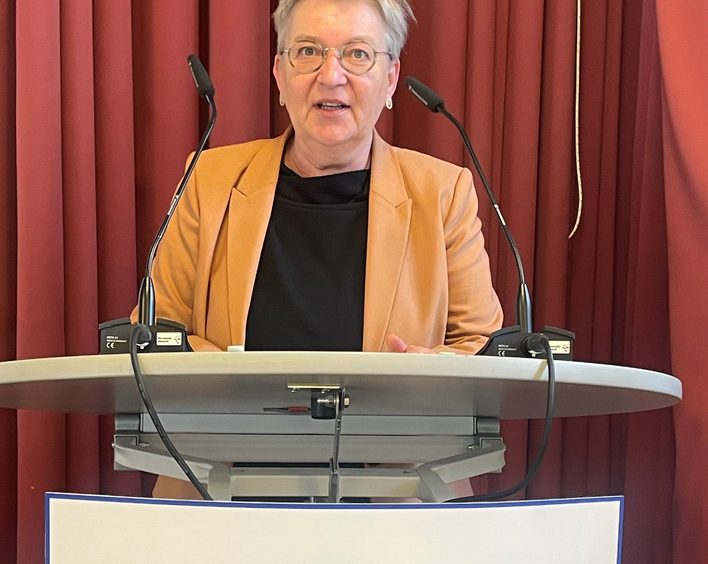 Kirchenpräsidentin Dorothee Wüst legt ihren Bericht der Landessynode vor. Foto: lk (privat)