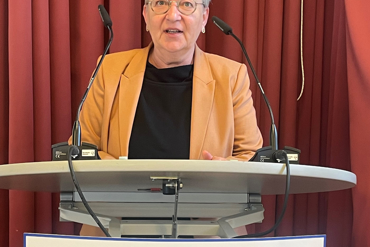 Kirchenpräsidentin Dorothee Wüst legt ihren Bericht der Landessynode vor. Foto: lk (privat)