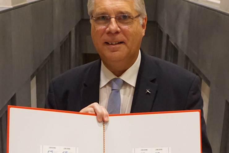 Schad mit dem Album der Erstdrucke. Foto: lk 