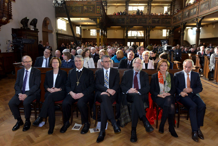 Vorne, von links: Präses Manfred Rekowski (Rheinland), stellvertretende Kirchenpräsidentin Ulrike Scherf (Hessen und Nassau), Kirchenpräsident Christian Schad (Pfalz), Landtagspräsident Hendrik Hering, Ministerpräsidentin Malu Dreyer und Klaus Jensen.
