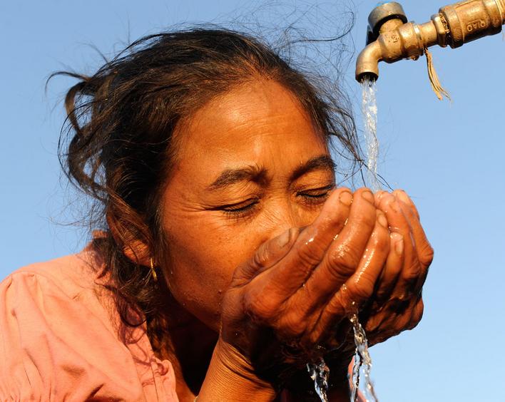 Das Recht auf sauberes Wasser steht im Mittelpunkt der Spendenaktion. Foto: Brot für die Welt