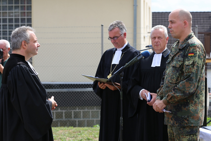 Ins Amt eingeführt: Alexander Beck (l.), Militärbischof Sigurd Rink (2.v.l.), Kommandeur Oberst Markus Meyer (r.)