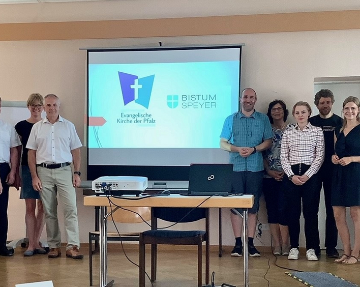 von links: zeigt (von links) Prof. Dr. Peter Busch, Martina Kompa, Gerd Gerber, Sibylle Wiesemann, Bernd Erhardt, Steffen Glombitza, Ruth Raab-Zerger, Dr. Sarah Köhler, Christoph Fuhrbach, Johanna Märtz, Marco Fraleoni, Gregor Rehm. (lk/is)