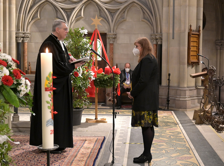 Kirchenpräsident Christian Schad bei der Verpflichtung von Oberkirchenrätin Bettina Wilhelm. Foto: lk/Landry. Kirchenpräsident Christian Schad bei der Verpflichtung von Oberkirchenrätin Bettina Wilhelm. Foto: lk/Landry.