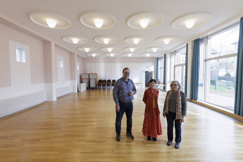 Von der Farbgestaltung von Saal und Altarnische begeistert (von links): Carsten Heinisch, Pfarrerin Martina Abel und Ute Altvater-Riedl. Foto: Reiner Voss Von der Farbgestaltung von Saal und Altarnische begeistert (von links): Carsten Heinisch, Pfarrerin Martina Abel und Ute Altvater-Riedl. Foto: Reiner Voss