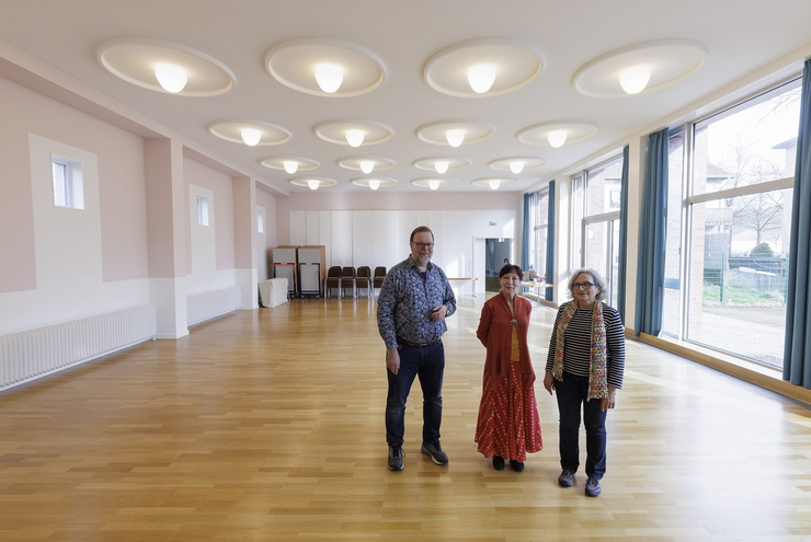 Von der Farb­gestaltung von Saal und Altarnische begeistert (von links):  Carsten Heinisch, Pfarrerin Martina Abel und Ute Alt­vater-Riedl. Foto: Reiner Voss