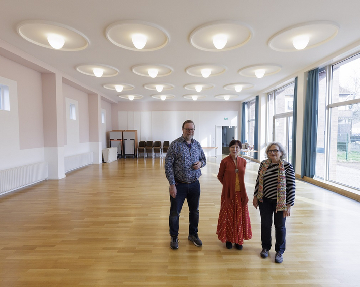 Von der Farb­gestaltung von Saal und Altarnische begeistert (von links):  Carsten Heinisch, Pfarrerin Martina Abel und Ute Alt­vater-Riedl. Foto: Reiner Voss