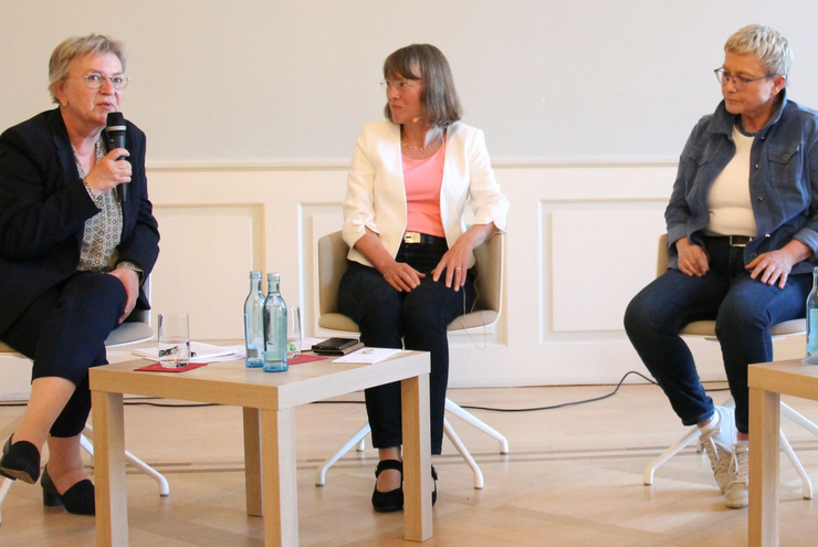 Podiumsdiskussion: Dorothee Wüst, Moderatorin Ulrike Gentner, Johanna Rahner. Foto: Bistum Speyer 
