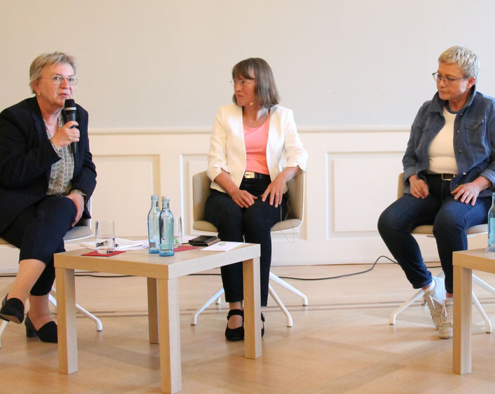Podiumsdiskussion: Dorothee Wüst, Moderatorin Ulrike Gentner, Johanna Rahner. Foto: Bistum Speyer 