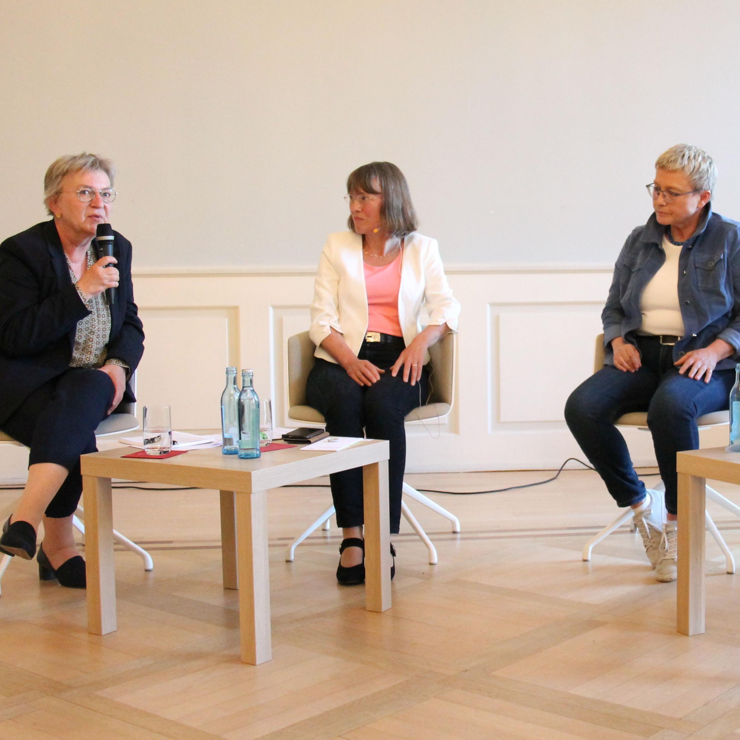 Podiumsdiskussion: Dorothee Wüst, Moderatorin Ulrike Gentner, Johanna Rahner. Foto: Bistum Speyer 