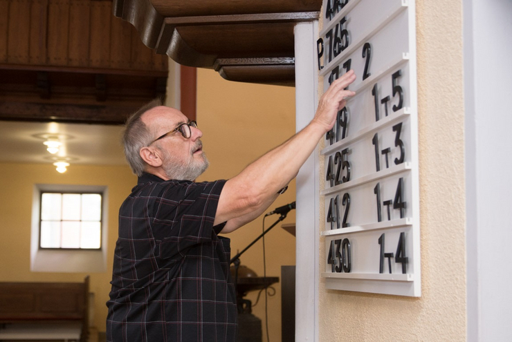 Karl-Heinz Meister richtet die Liedtafel. Foto: lk/Wagner