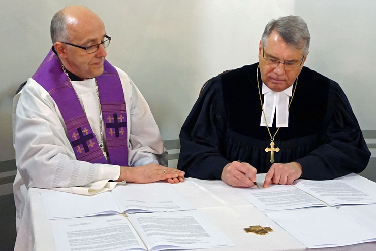 Zeichen für Versöhnung und Vergebung: Bischof Hans-Jörg Voigt (links) und Kirchenpräsident Christian Schad. 