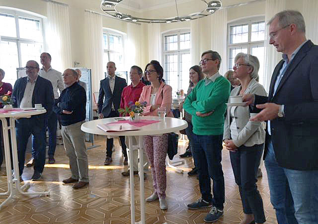Die Teilnehmer am "Tag des Austausches" im Landeskirchenrat in Speyer. 